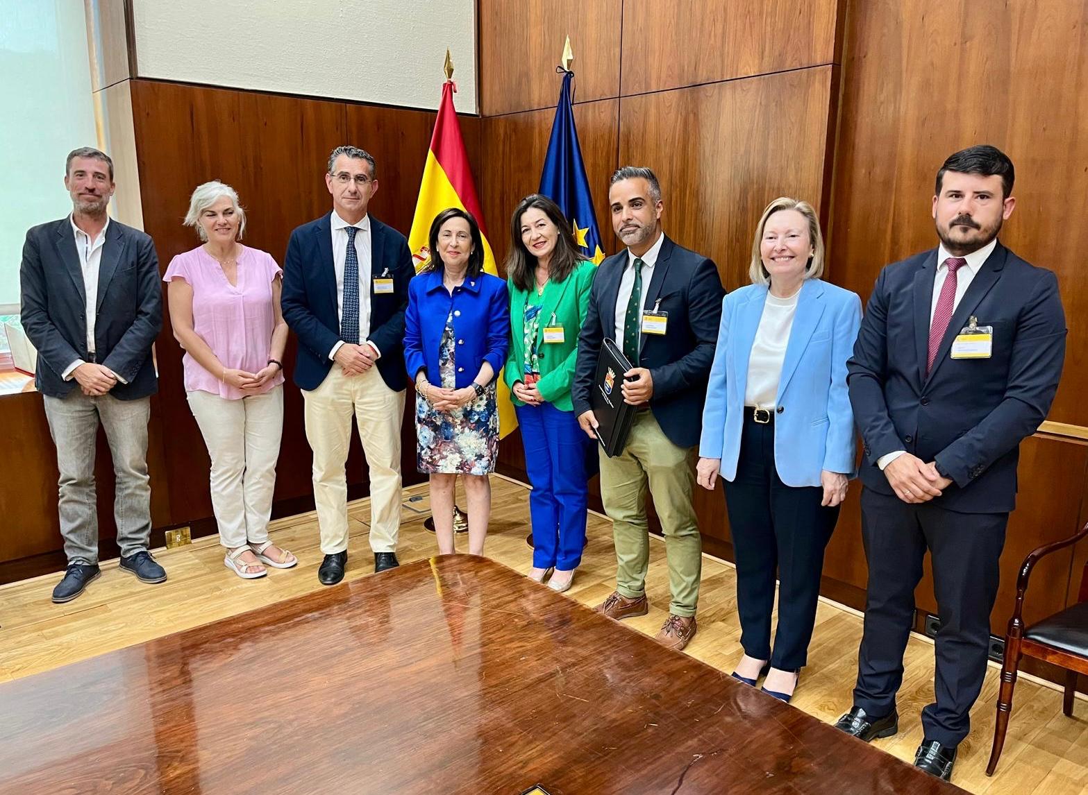 Defensa 'debe' a Barbate unos 412 millones. La delegación municipal con la ministra Margarita Robles.