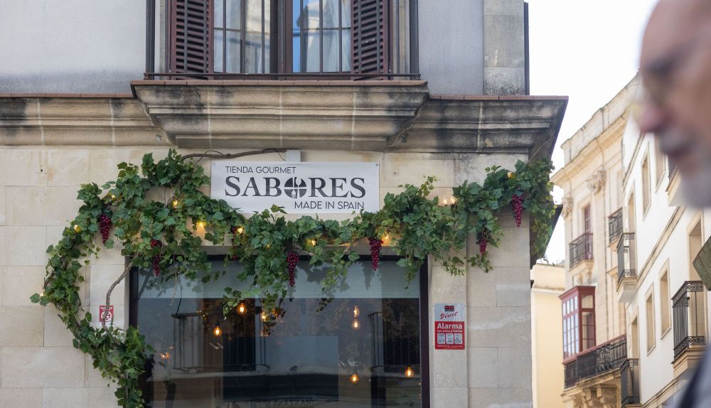 El exterior de la tienda en la que se repite la decoración con racimos de uvas y hojas de parra. 