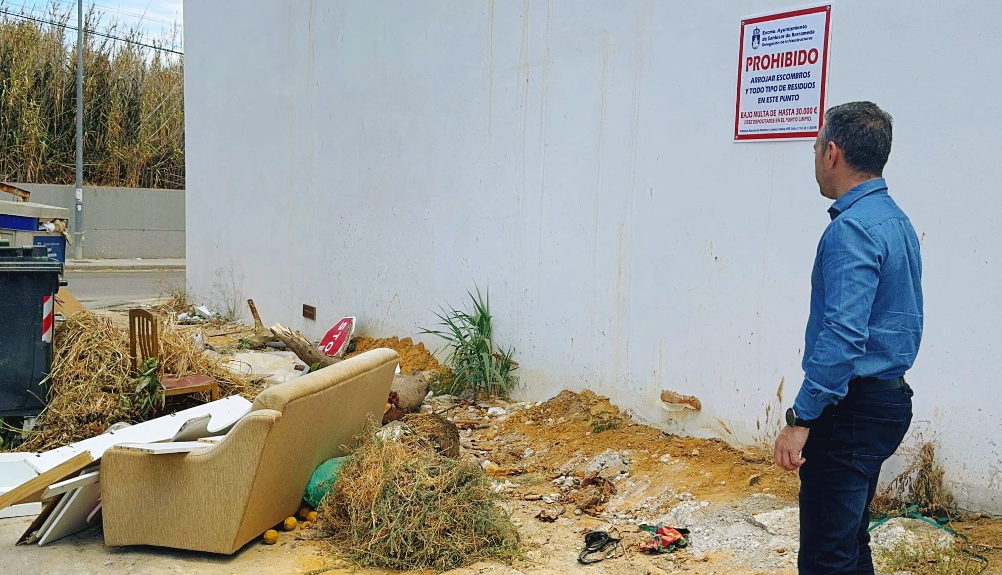 El delegado de Infraestructuras en una zona de depósito de residuos. El delegado de Infraestructuras en una zona de depósito de residuos.