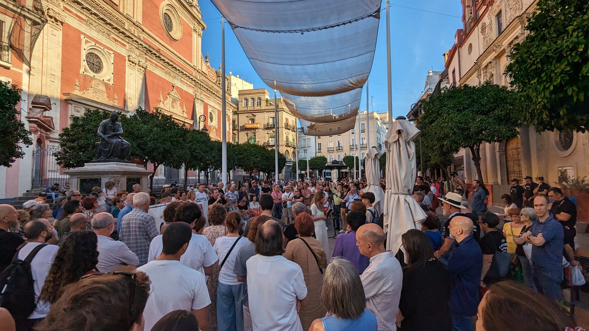 La manifestación de Sevilla Se Muere, con presencia policial en la plaza del Salvador.
