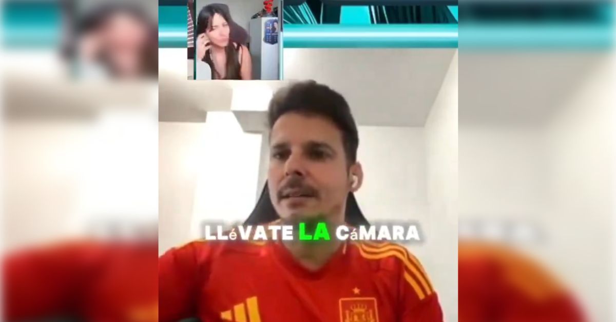 El periodista Isaac Fouto, en el momento que le dice a Irene Junquera que se lleve la cámara al baño.