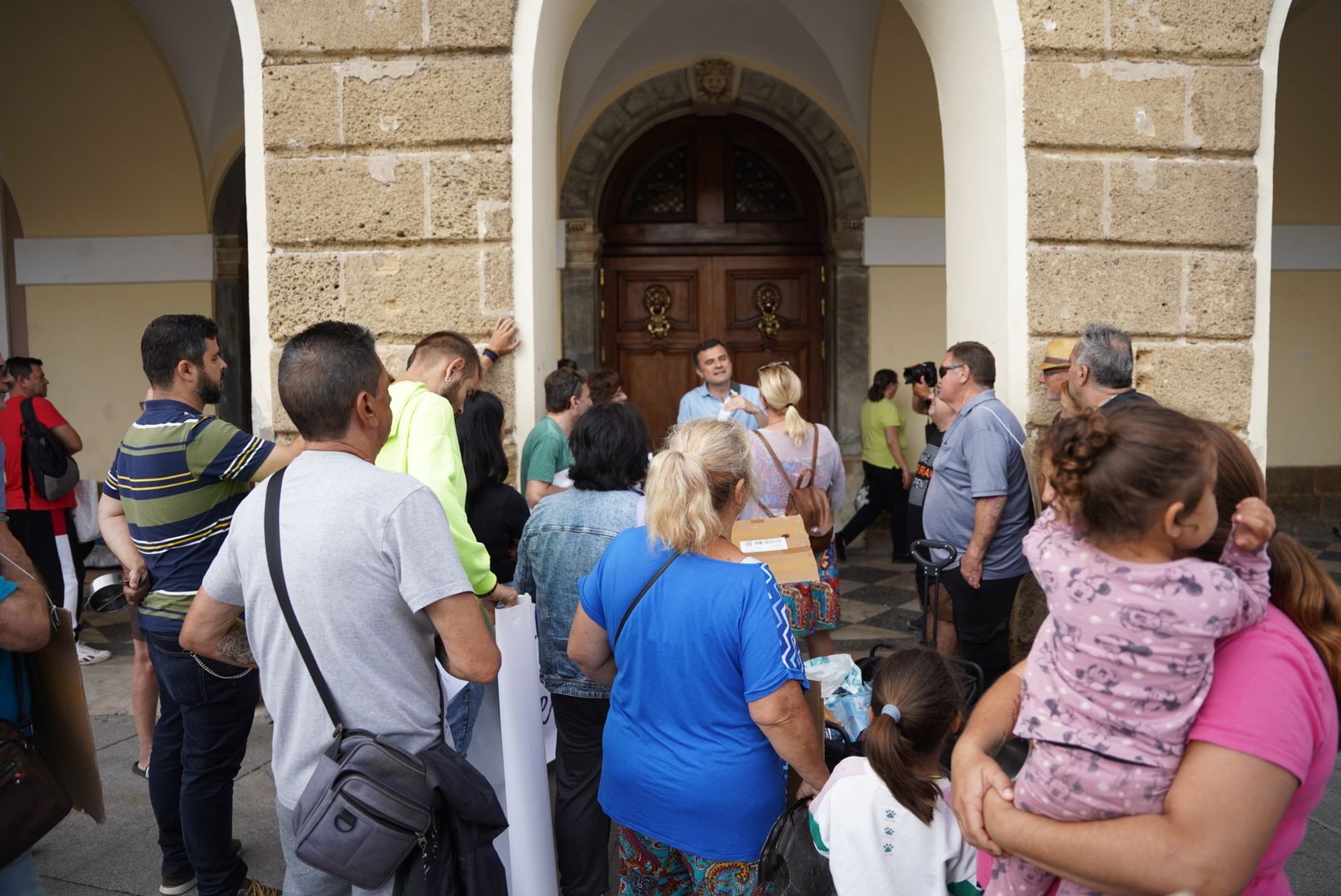 El alcalde de Cádiz, Bruno García, atiende a los vecinos concentrados a las puertas del Ayuntamiento.