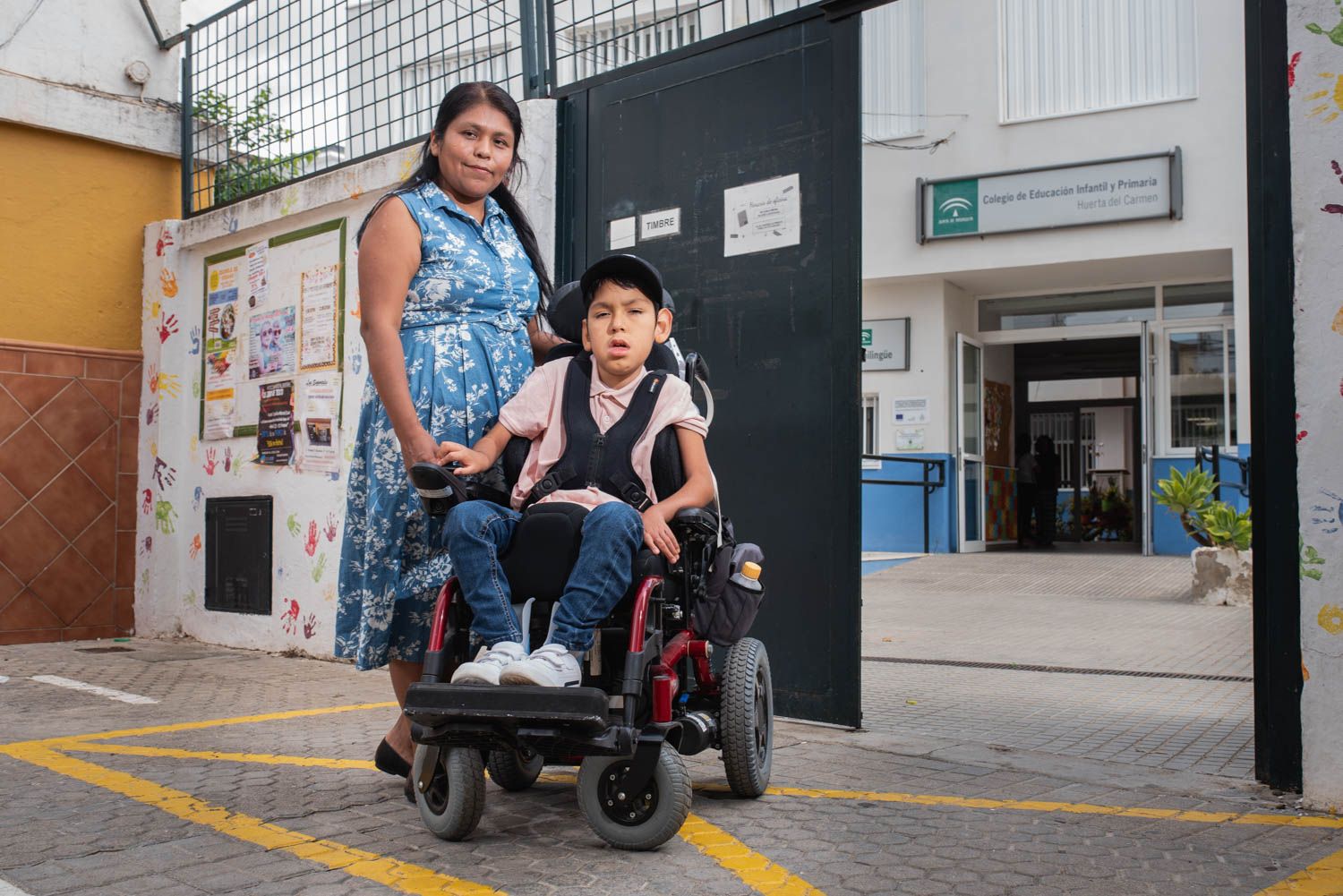Roxana y su hijo Arbel a las puertas de su 'cole' en Sevilla.