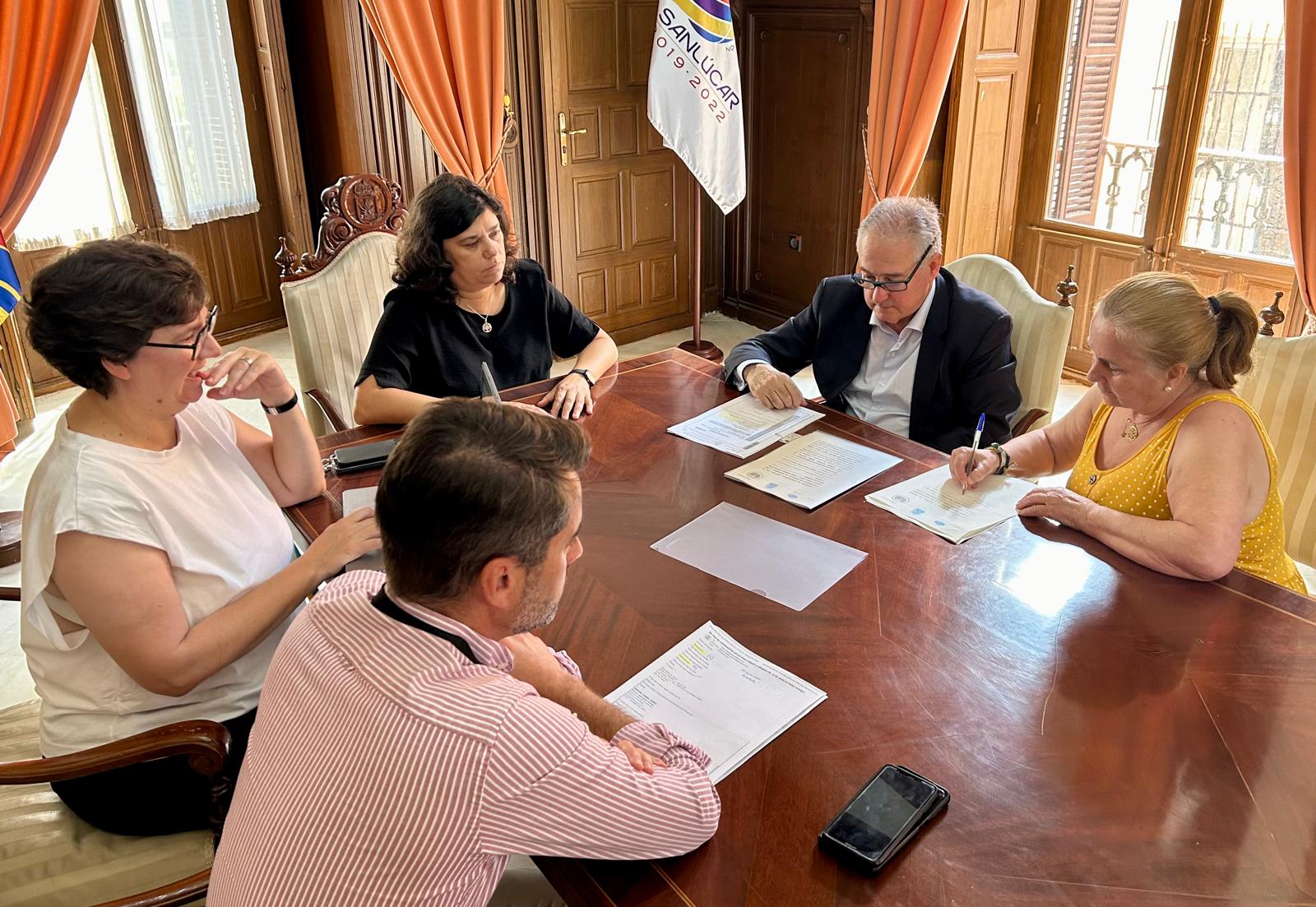 Acto de firma de escrituras de viviendas de la barriada El Palomar. Acto de firma de escrituras de viviendas de la barriada El Palomar.