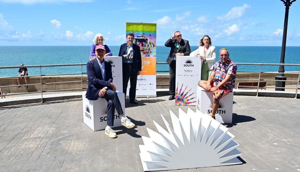 Presentación del cartel del festival de series South, organizado por Womack, la empresa que anuncia el complejo portuario.