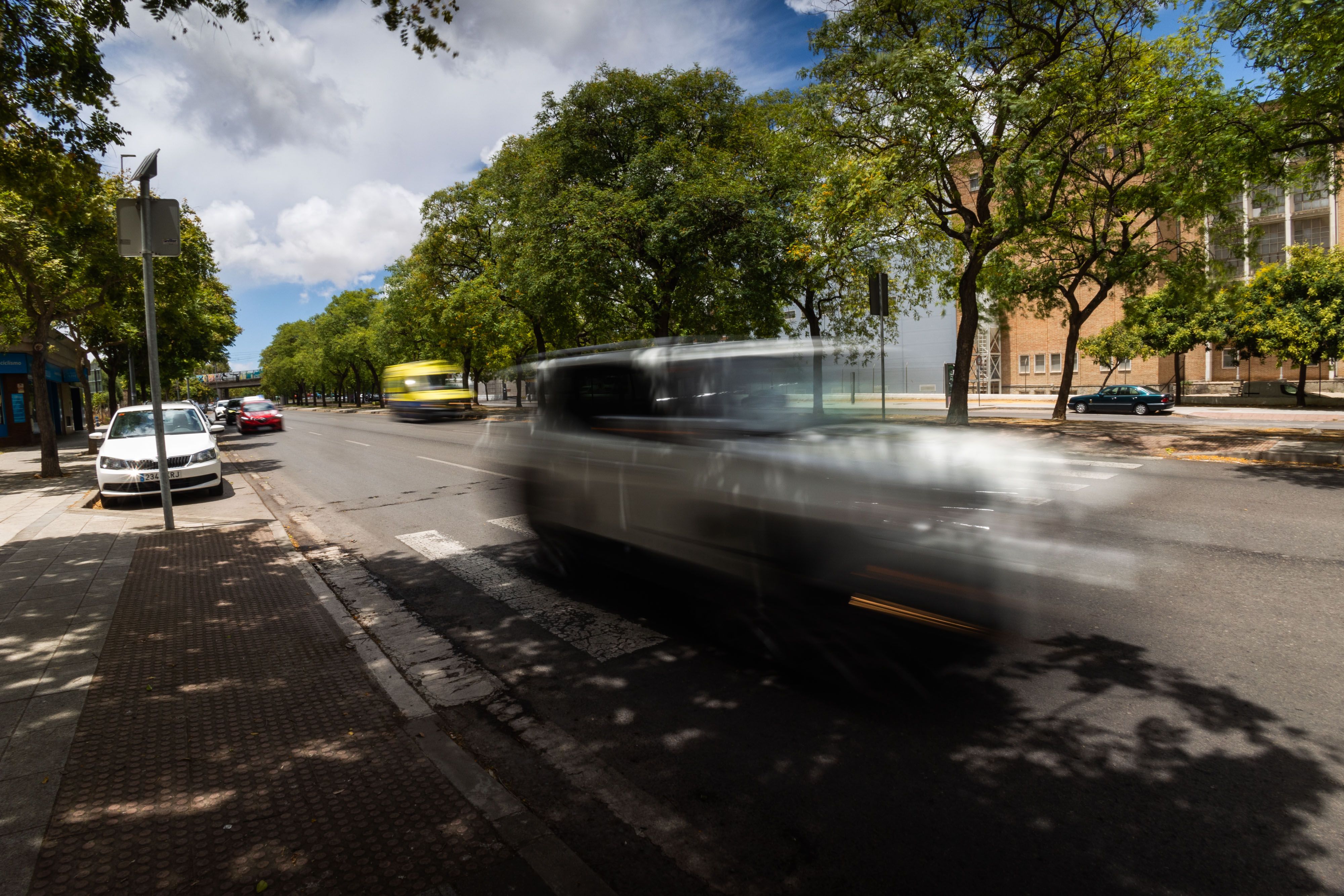 Un paso de peatones y señales verticales en la zona de Avenida de Europa, en Jerez, en una imagen de archivo.