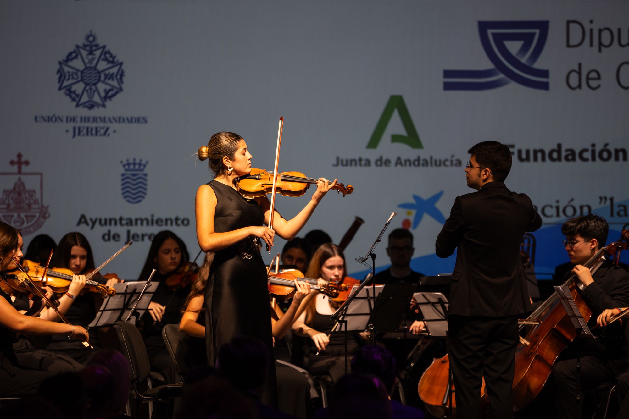 Una músico de la orquesta actuando de solista con el Ave María de Caccini. 