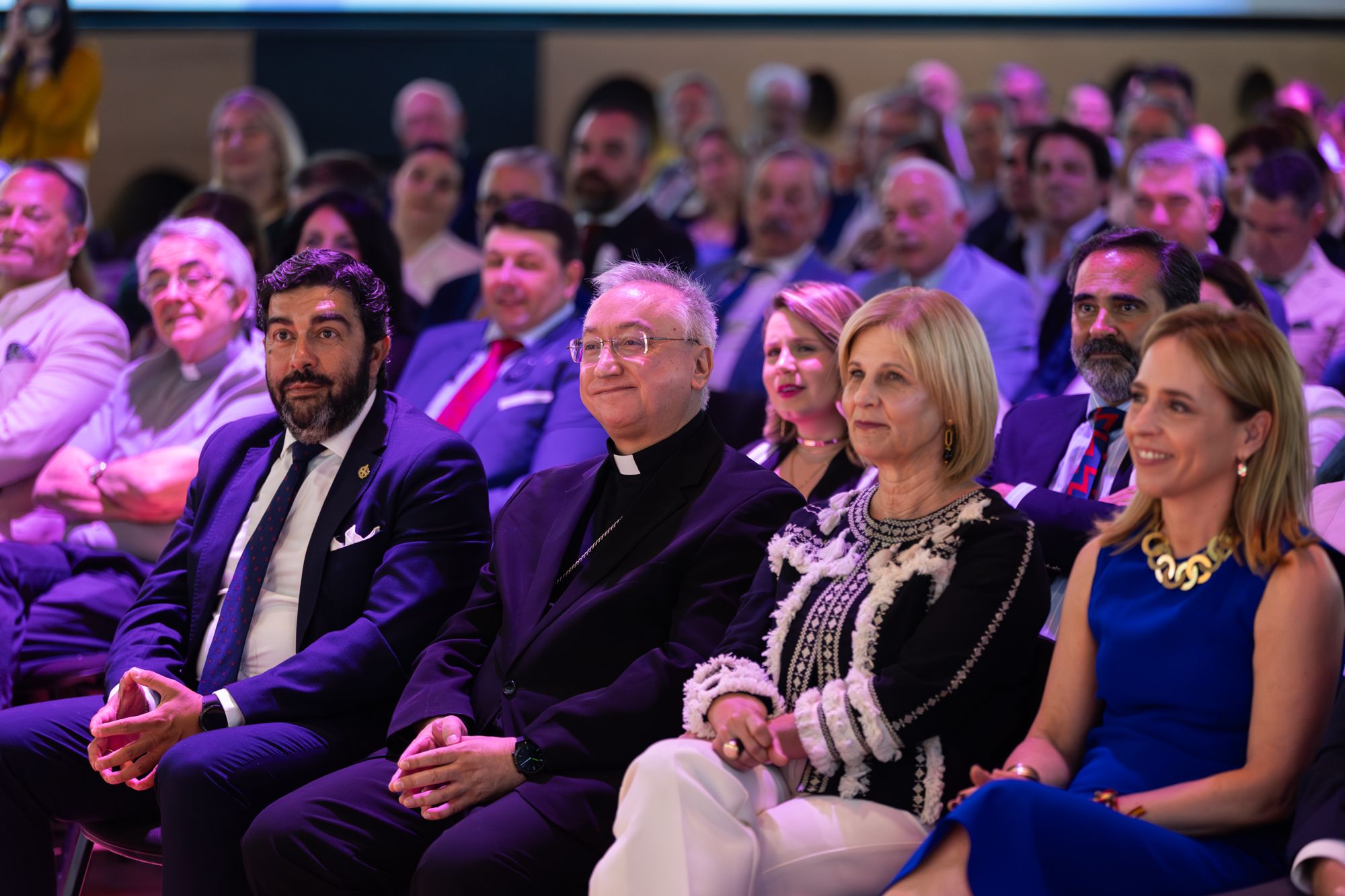 La primera fila del acto con las autoridades. 