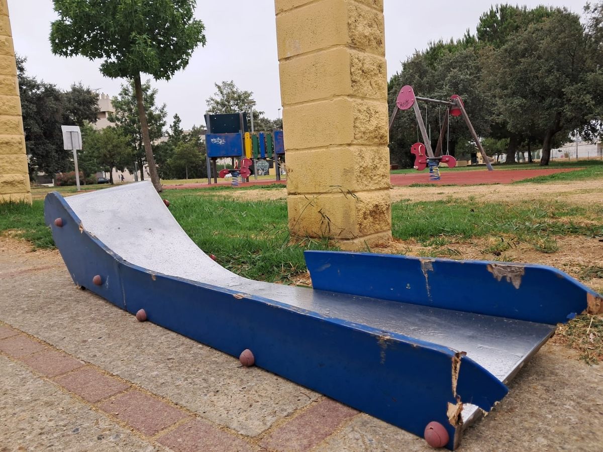 El tobogán del parque Atocha, tirado en el suelo.