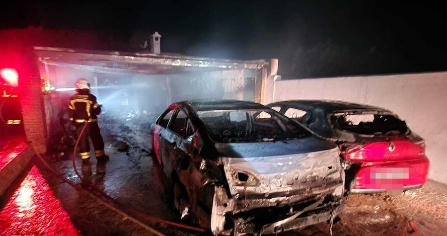 Coches calcinados tras el incendio en Arcos.