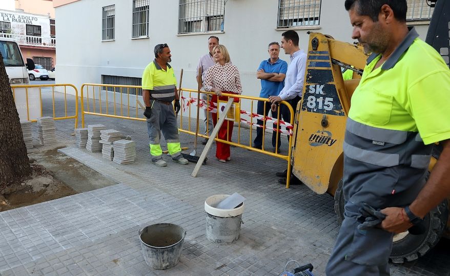 La alcaldesa María José García-Pelayo y el teniente de alcaldesa Jaime Espinar, en Las Fresas.