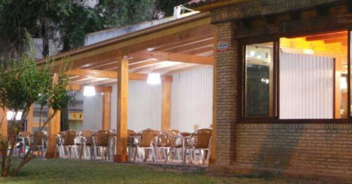 Imagen de la terraza del Mesón del Asador.