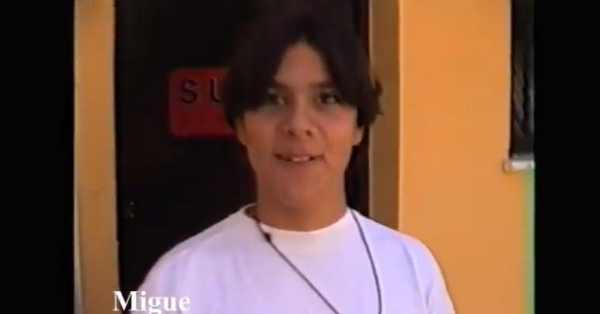 Migue Benítez, delante de la puerta de Sur Radio, una emisora que había en La Granja.