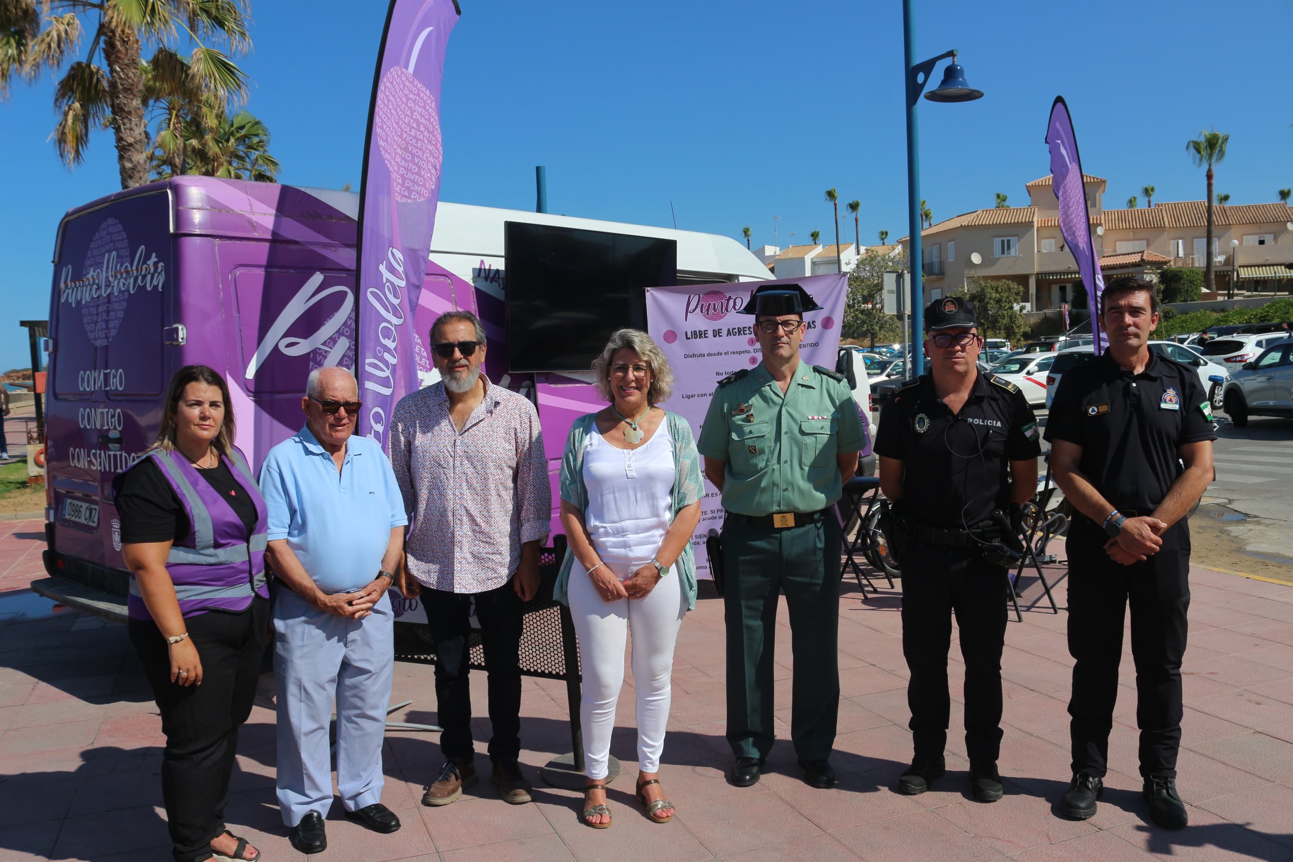 Acto de presentación del Punto Violeta en La Barrosa. Acto de presentación del Punto Violeta en La Barrosa.