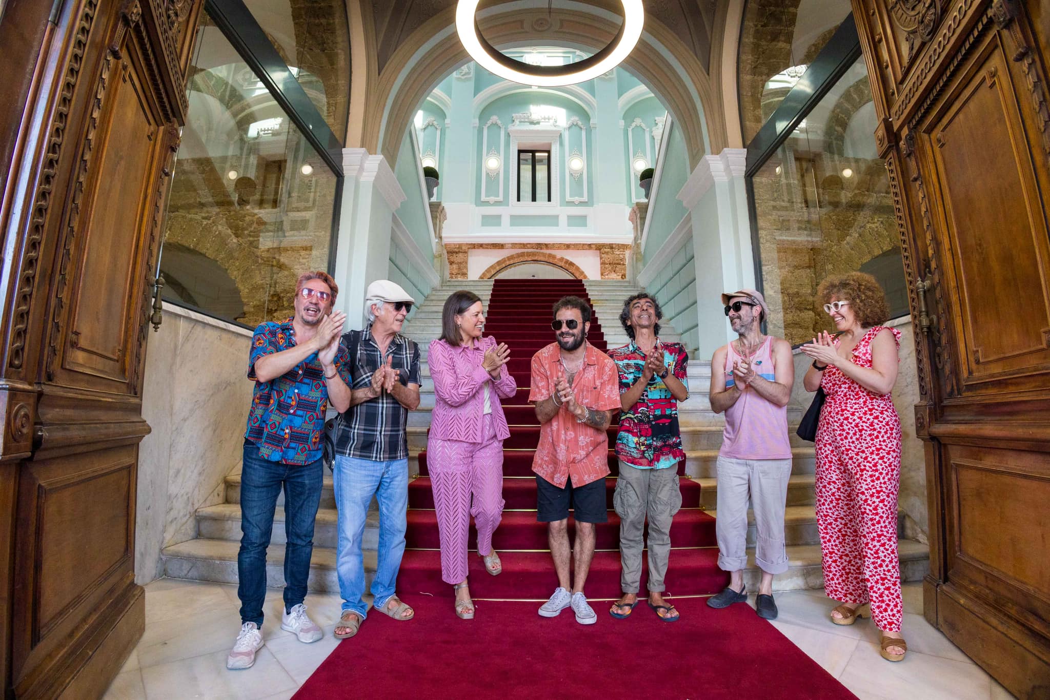 Patricia Cavada y Pepa Pacheco, con los artistas del homenaje a Camarón. Patricia Cavada y Pepa Pacheco, con los artistas del homenaje a Camarón.