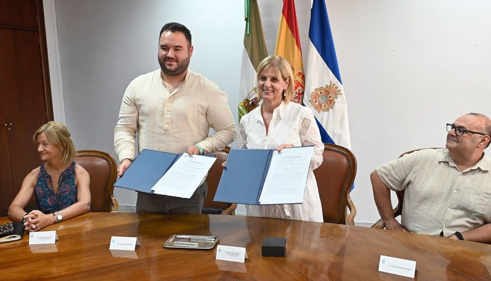 Firma de la cesión del local a la asociación de vecinos Torresoto.