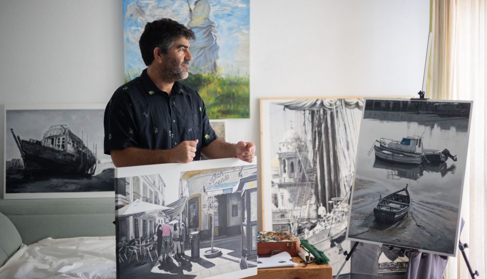 Fernando Lores, junto a algunas de sus obras.