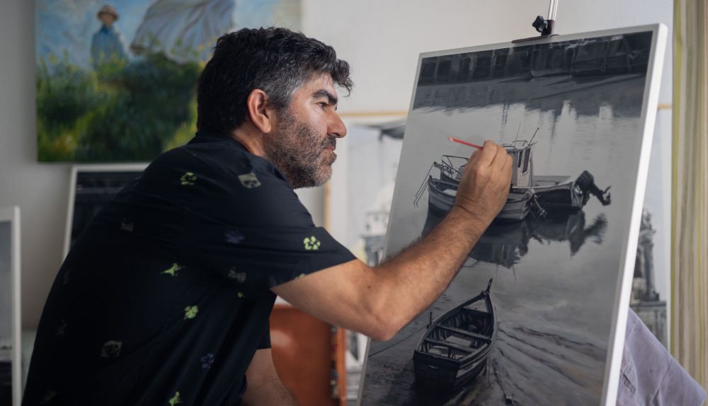 El portuense crea cuadros de temática variada.