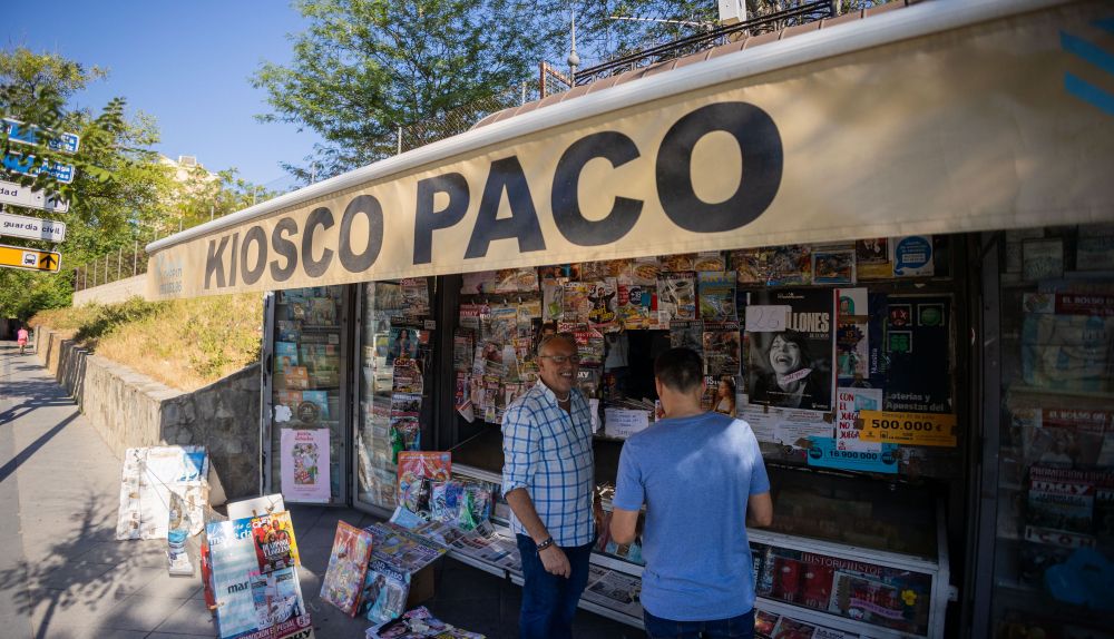 Junto a un cliente al que atiende en el exterior. 