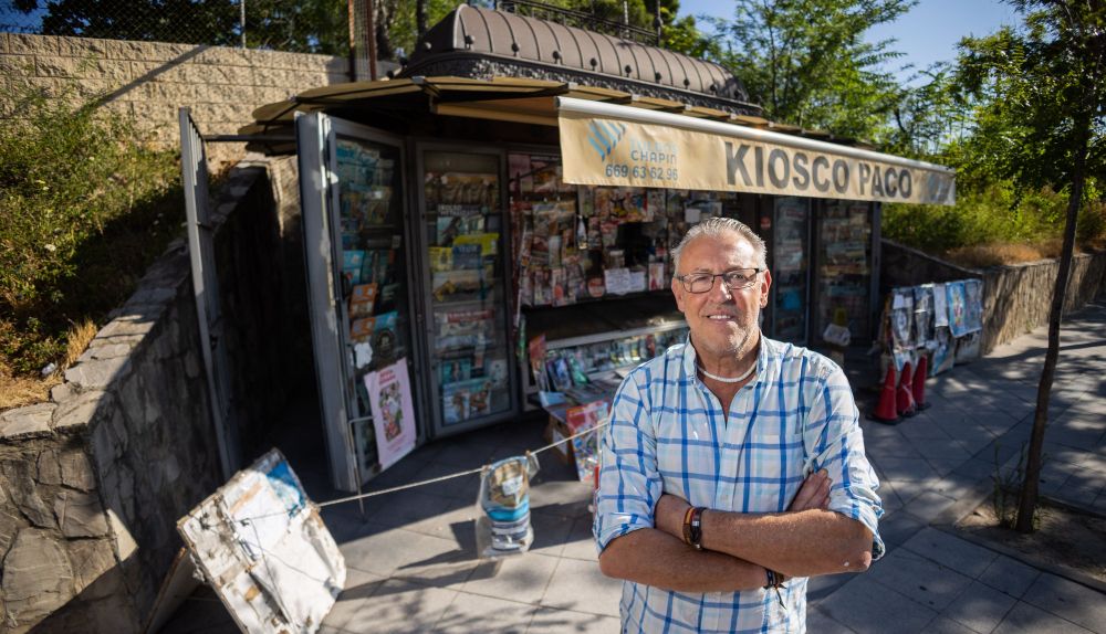 Paco ante el quiosco que ha sido su segunda casa durante casi 39 años.