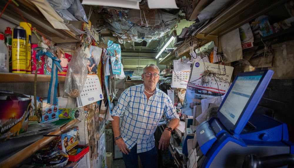 En el interior del puesto, su hábitat durante tantos años. 