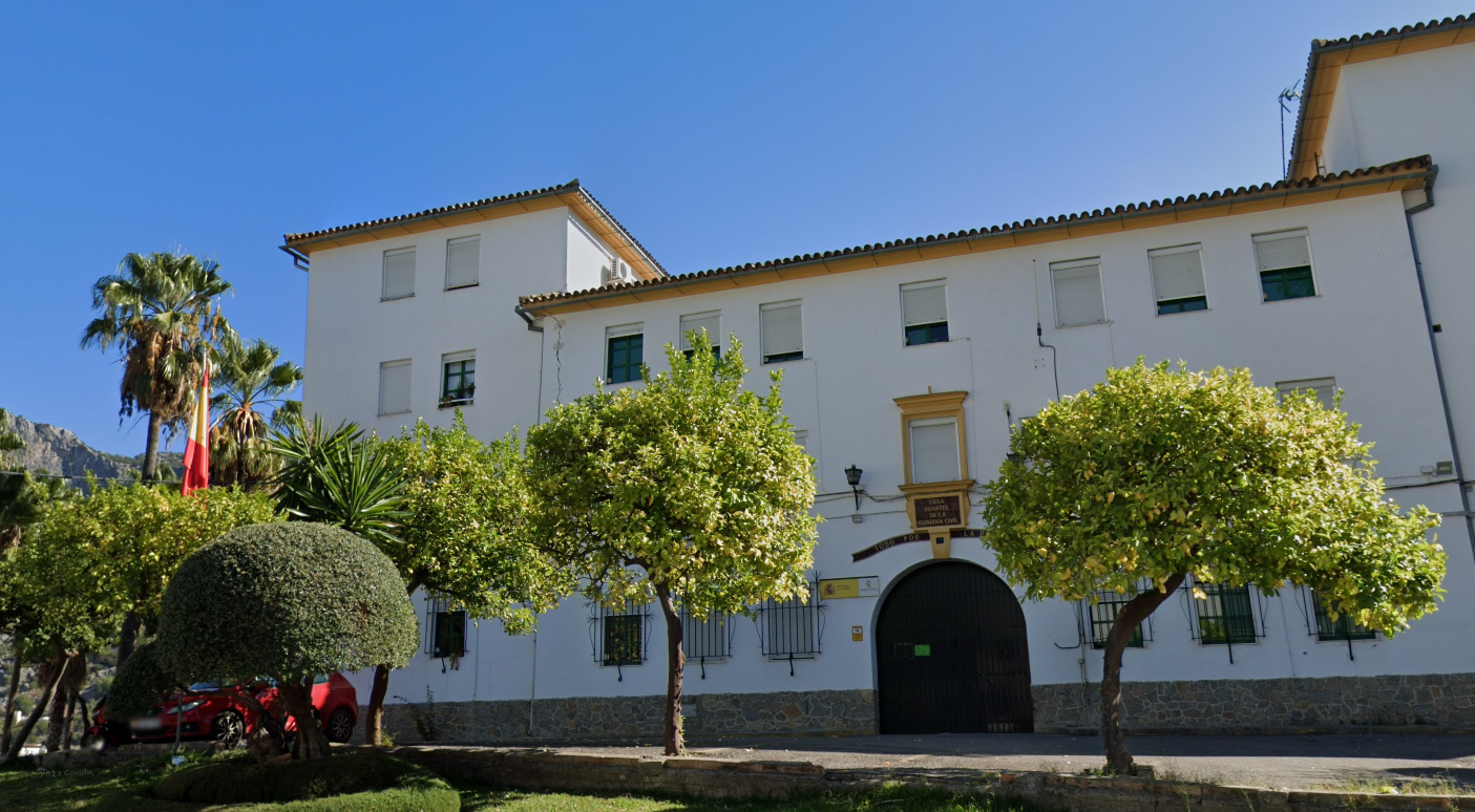 El cuartel de la Guardia Civil, que ha detenido a los dos empleados por robar los bolsos.