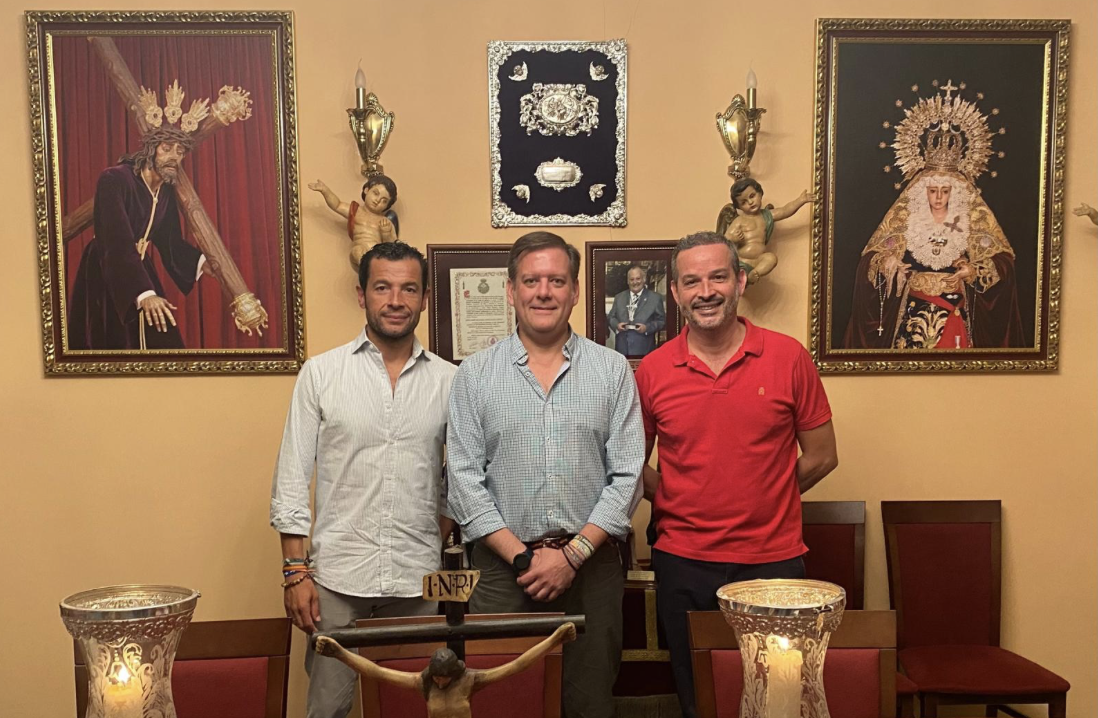 El hermano mayor, Sergio Garvín, junto a los nuevos capataces. 