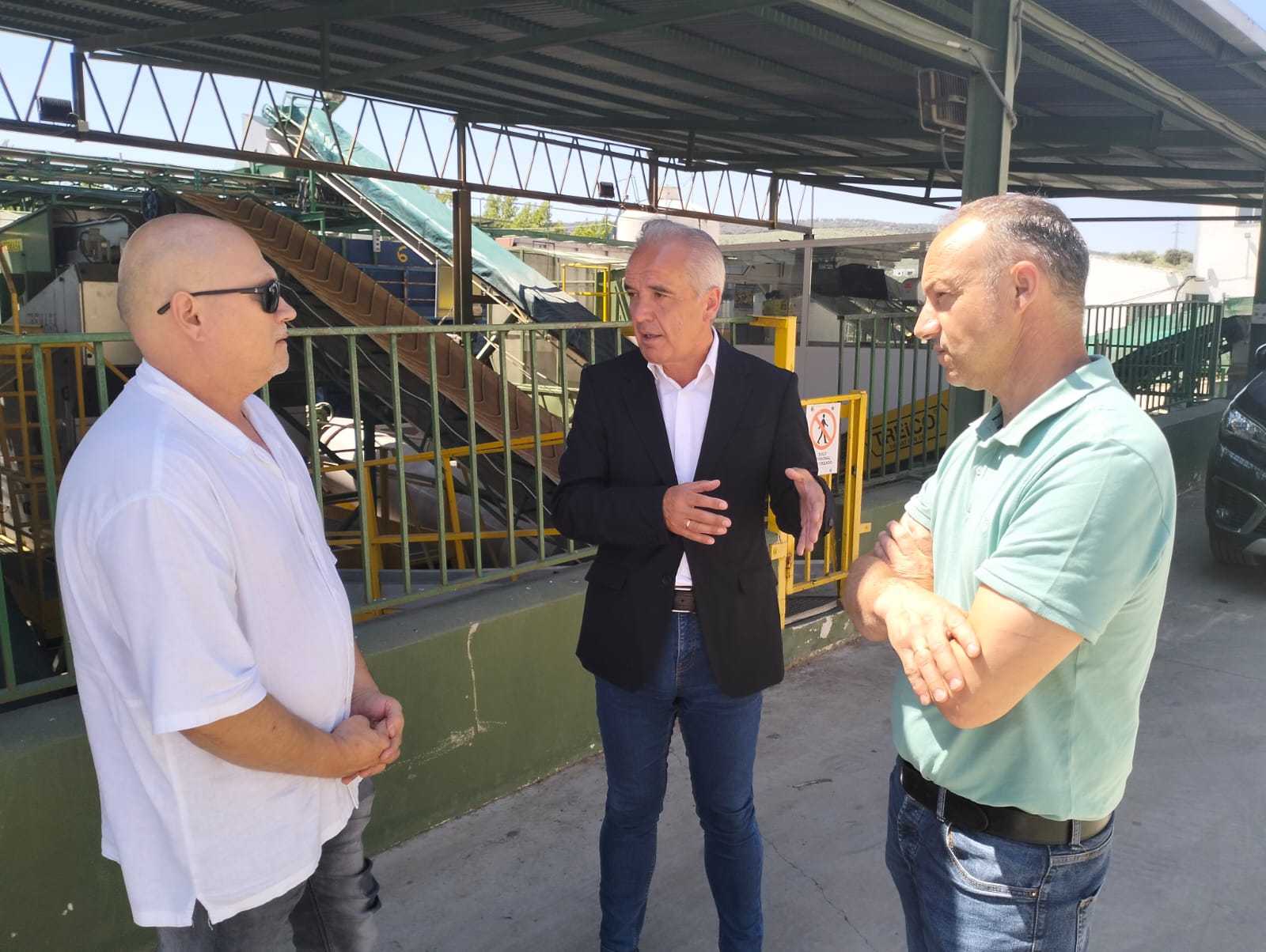 El senador socialista Alfonso Moscoso durante la visita a una almazara.