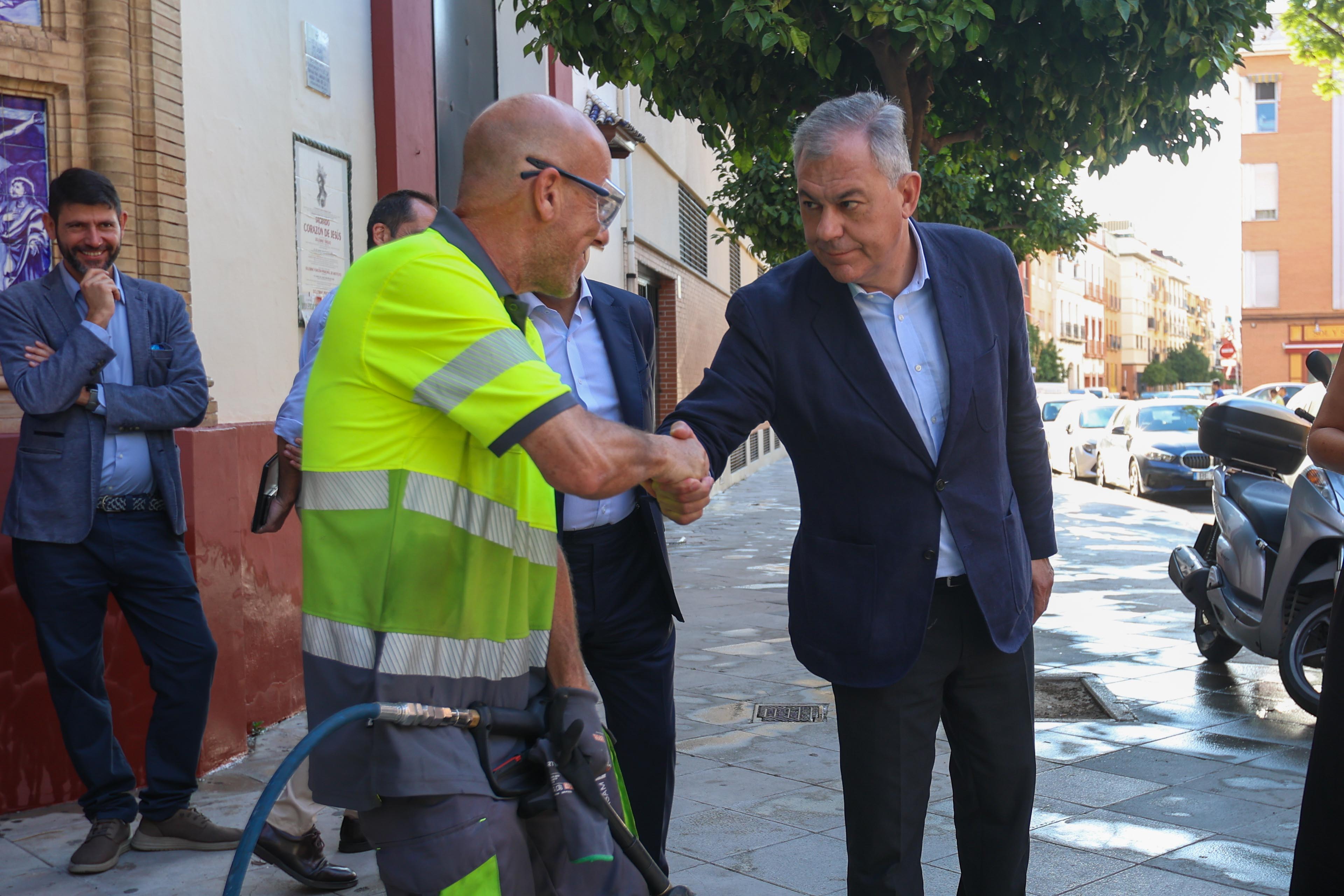 El alcalde de Sevilla, José Luis Sanz, con un operario de Lipasam.