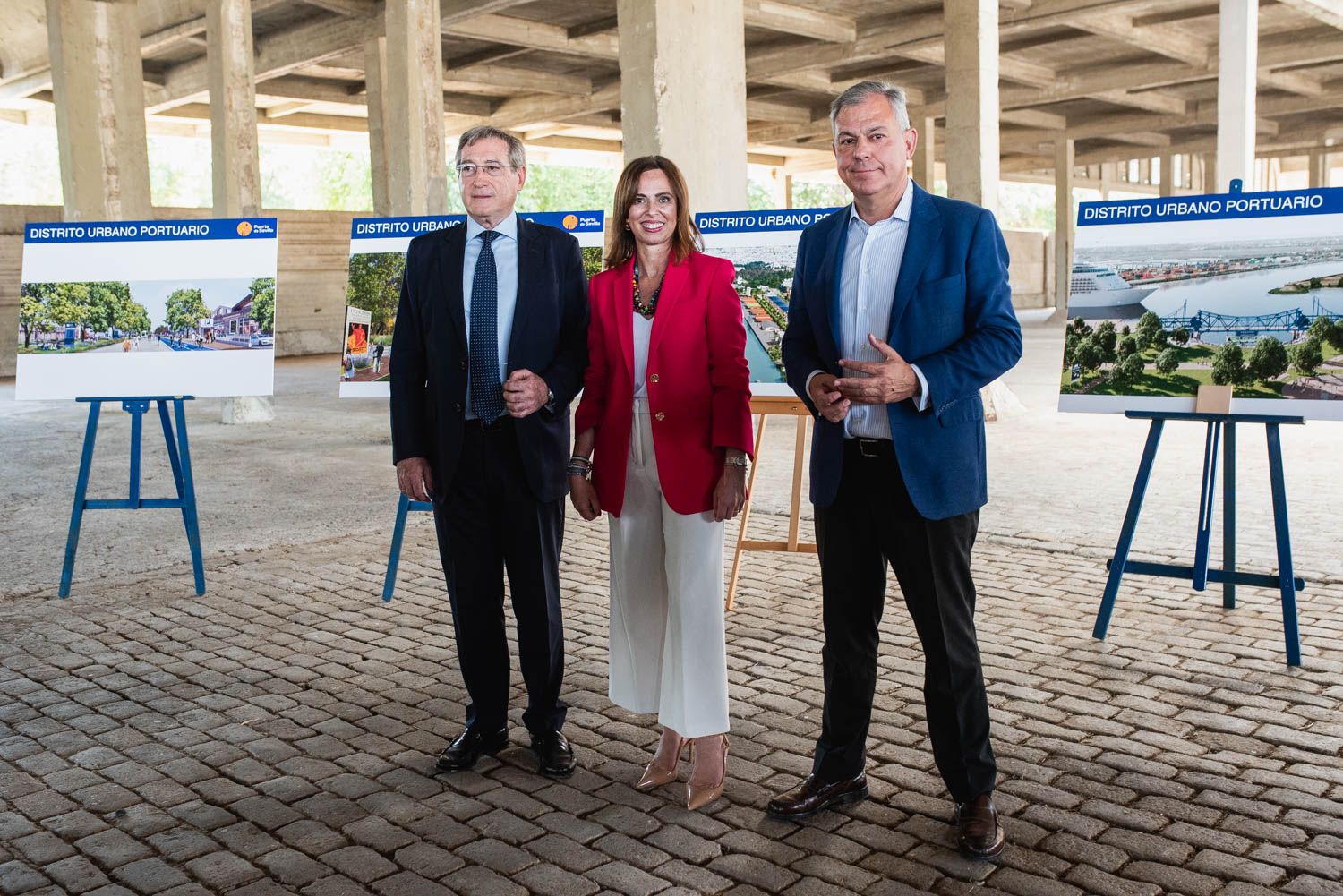 El presidente de la Autoridad Portuaria, Rafael Carmona, junto a José Luis Sanz, alcalde de Sevilla, y Rocío Ruiz, consejera de Fomento.