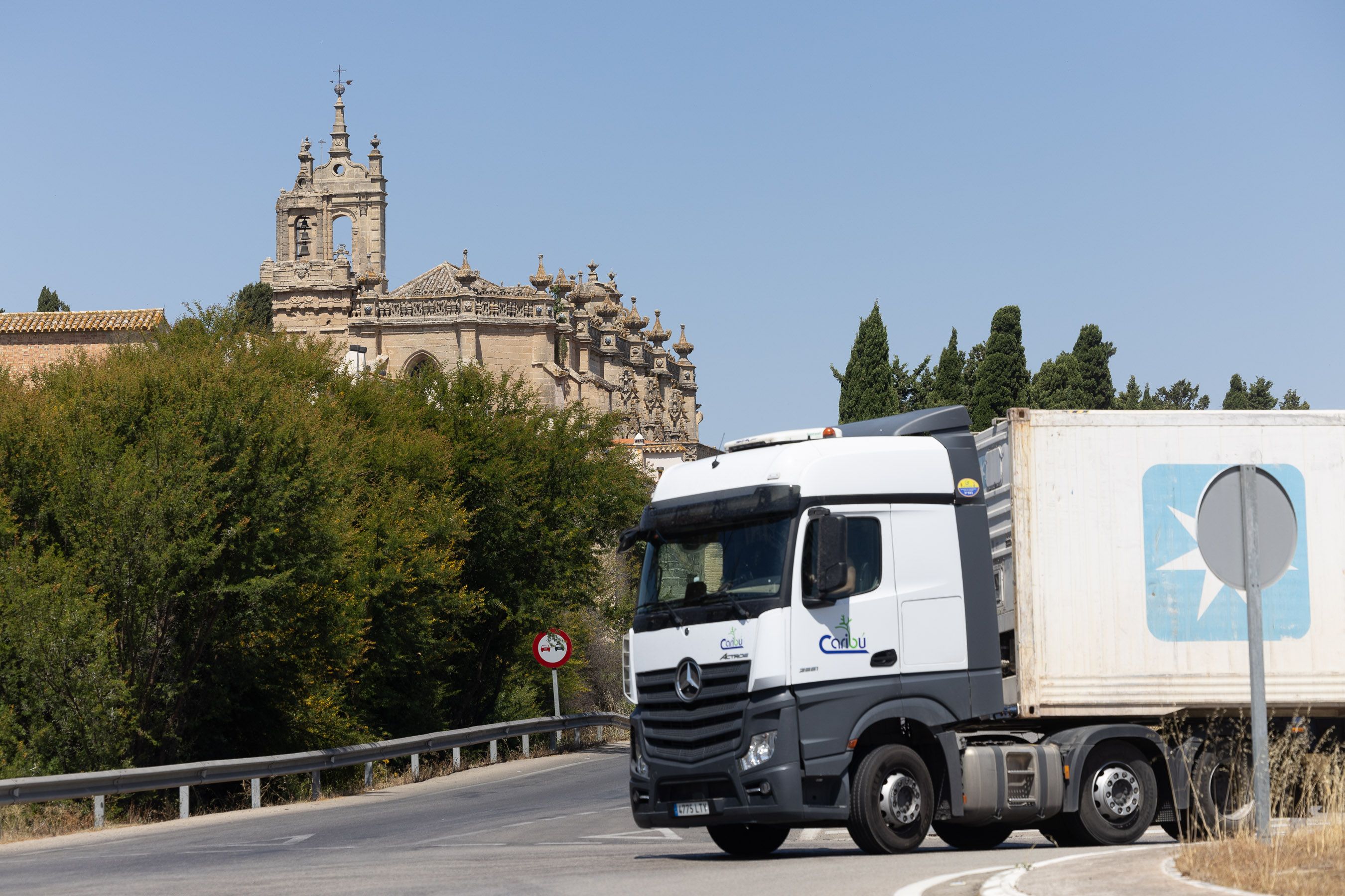 Un camión pasa a pocos metros del monasterio de la Cartuja.