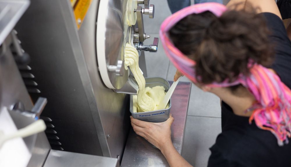 El equipo elaborando sabores.