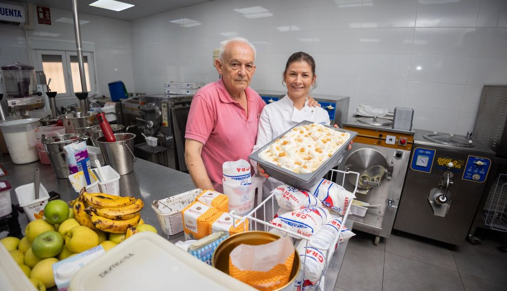 Inga Sancho, junto a su padre Carlos.