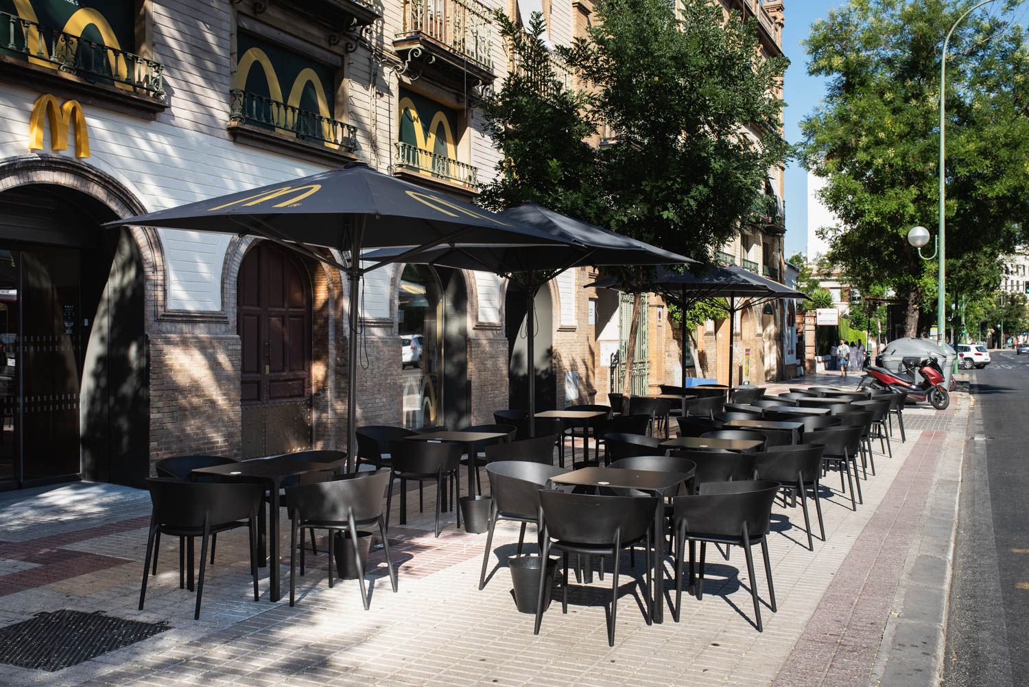 Los veladores de McDonald's en la ronda Capuchinos de Sevilla. Los veladores de McDonald's en la ronda Capuchinos de Sevilla.