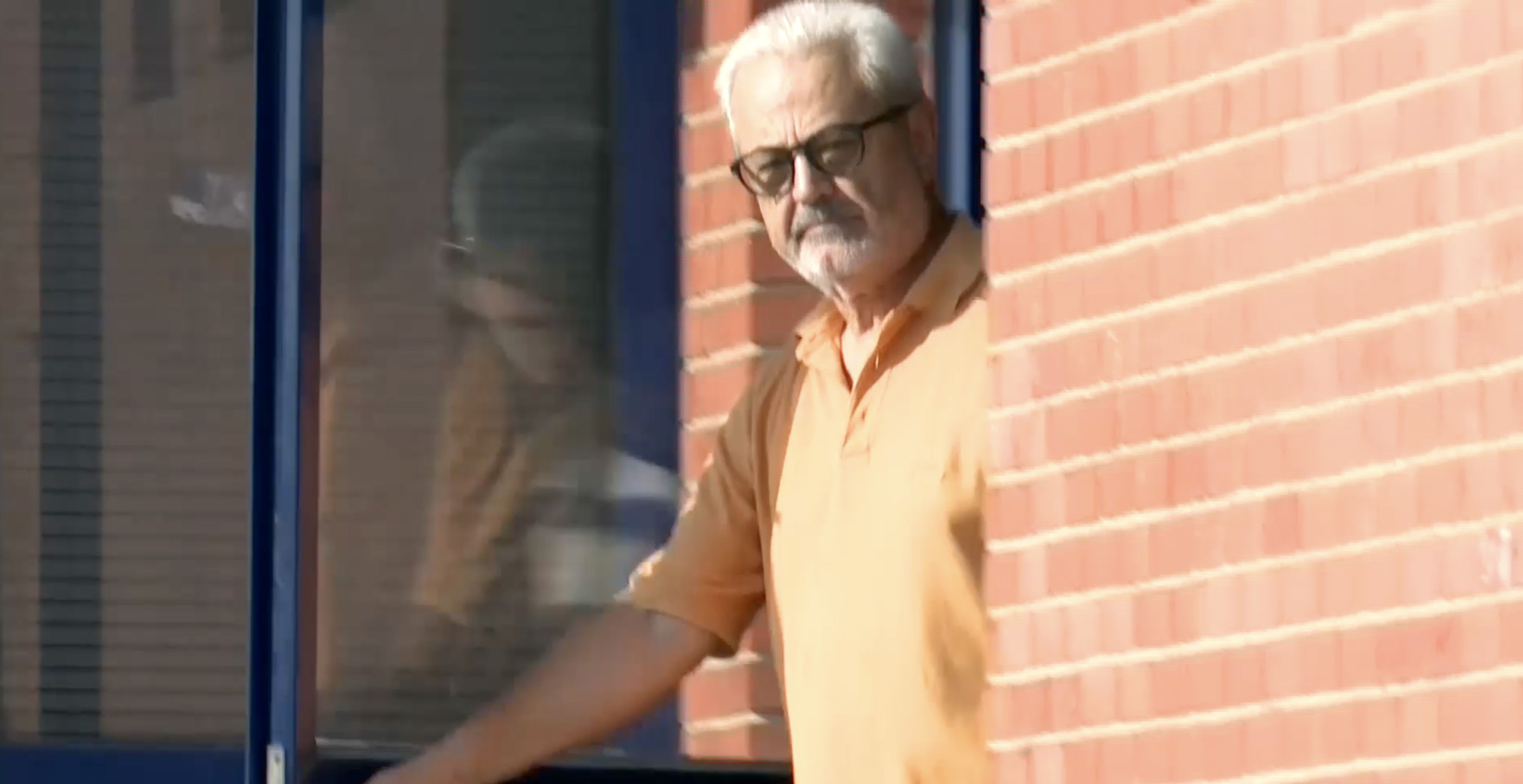 El caso de los ERE. El exconsejero socialista Francisco Vallejo, saliendo este miércoles de prisión, en una imagen de Canal Sur.  