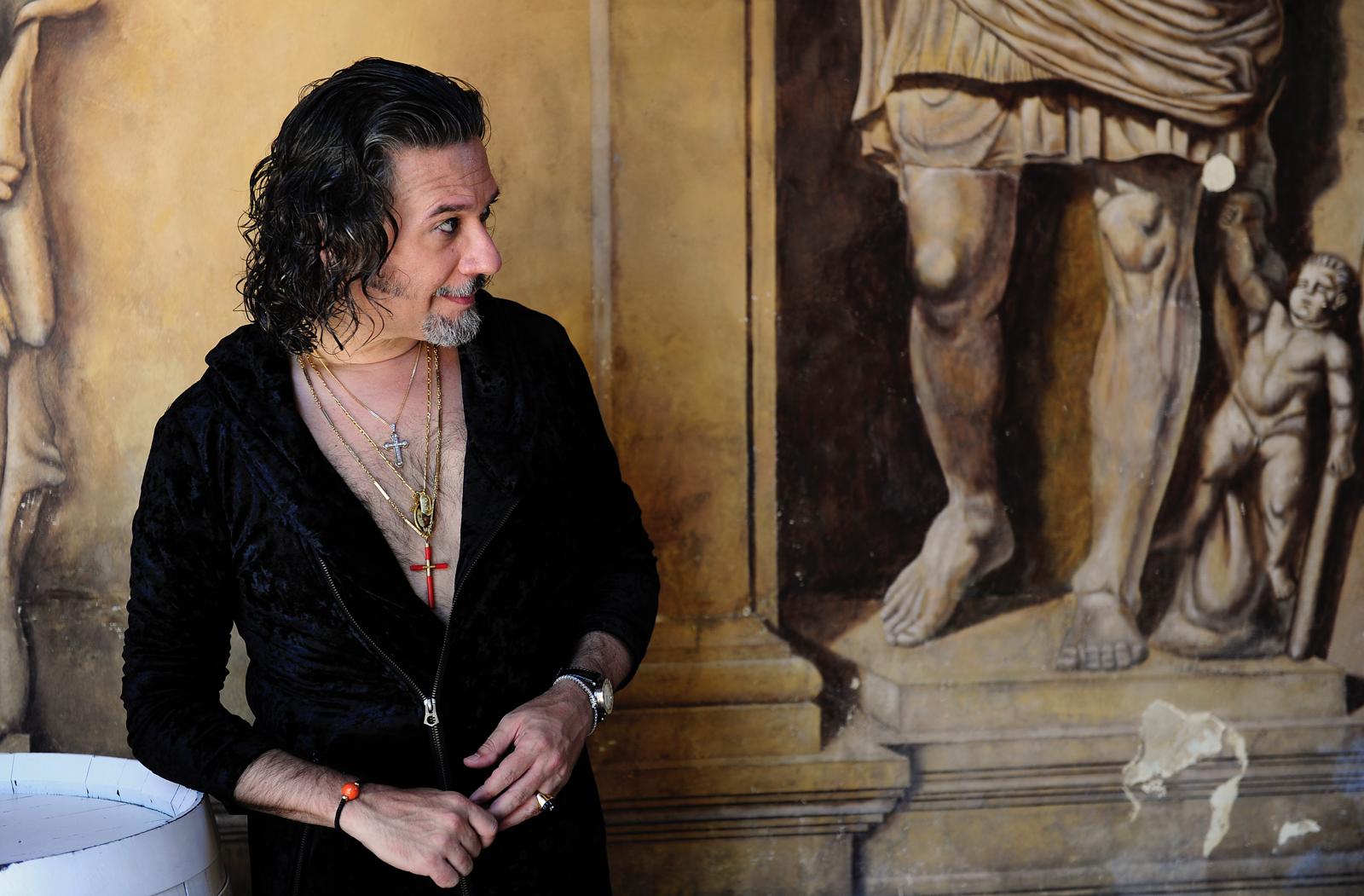 José Gálvez retoma su faceta de compositor y cantautor en la apertura del ciclo musical de verano del Ayuntamiento de Jerez.