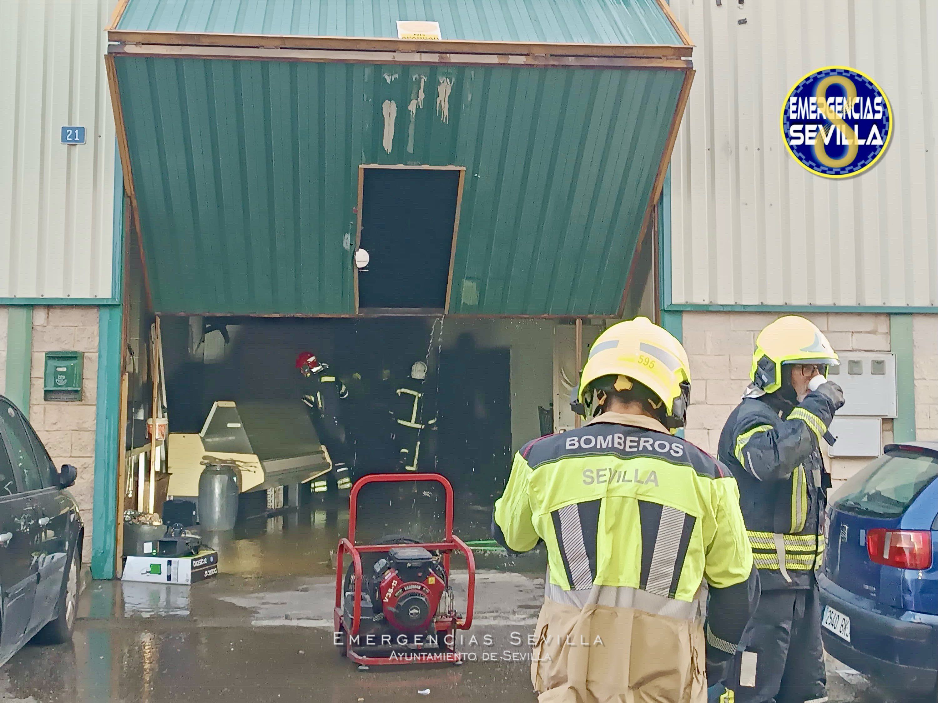 La nave que se ha visto afectada por el fuego en Sevilla.