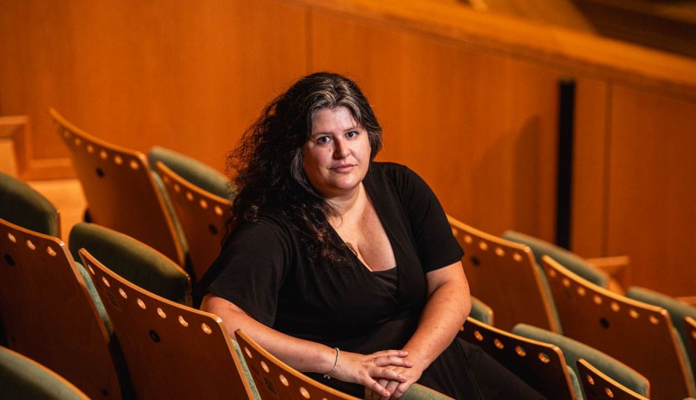 Nuria Núñez Hierro, compositora de Jerez, posa en el Teatro de La Maestranza, que ha cerrado temporada con una obra de su autoría.