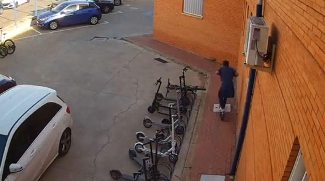 Uno de los hurtos de patinetes en Sevilla.