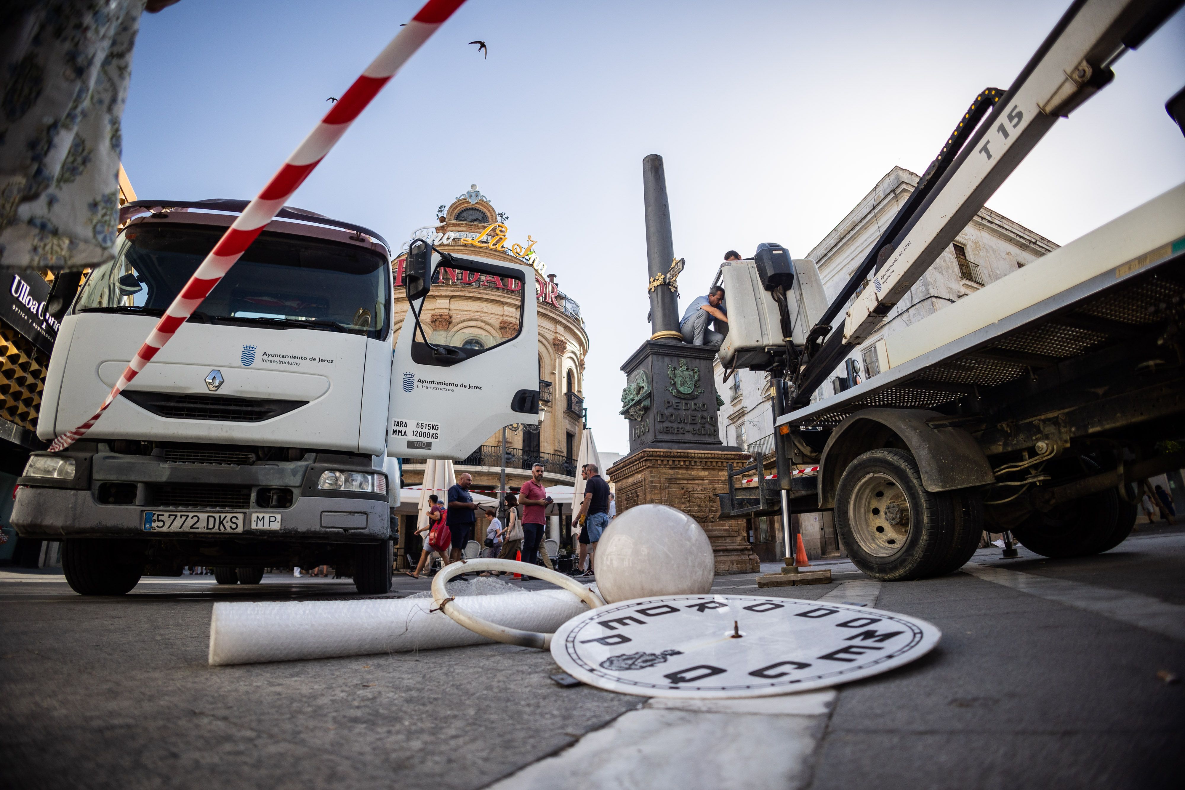 Proceso de desmontaje del reloj del Gallo Azul.