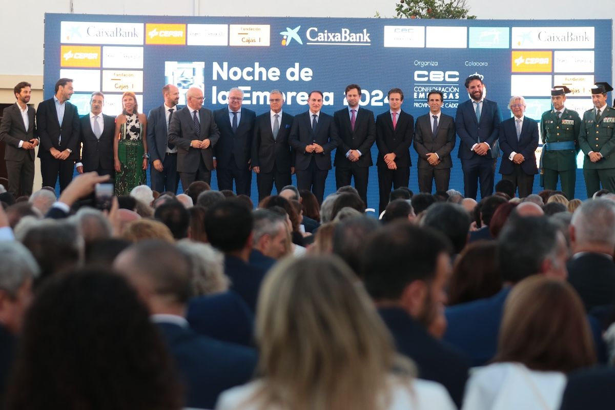 Foto de familia en la Noche de la Empresa de la CEC.