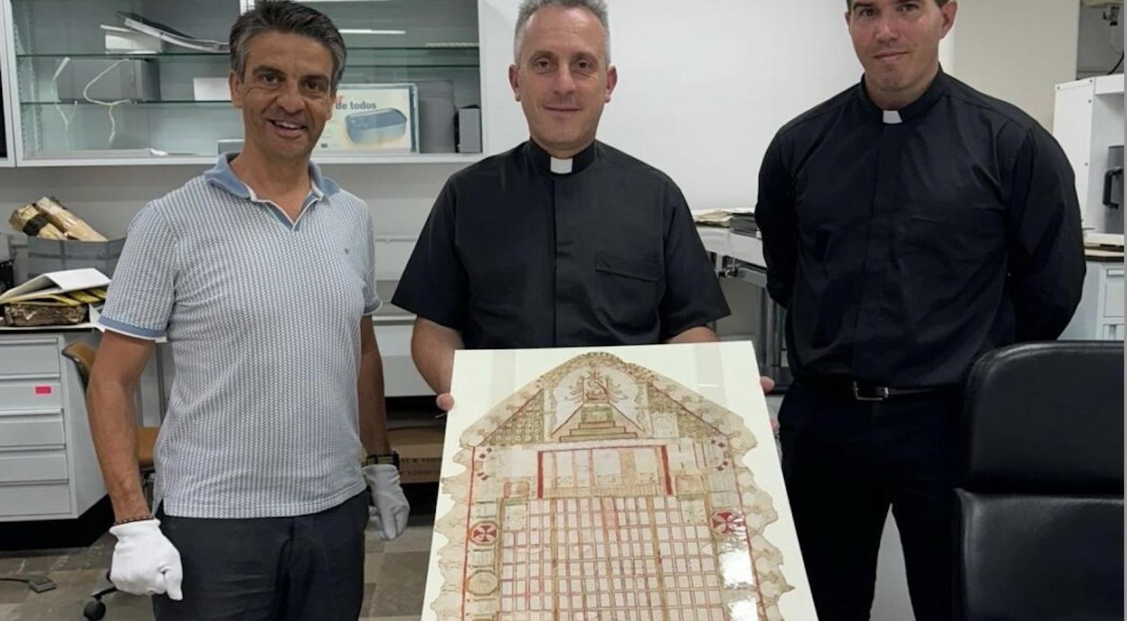 El vicario y técnicos del archivo diocesano y provincial con la obra restaurada. 