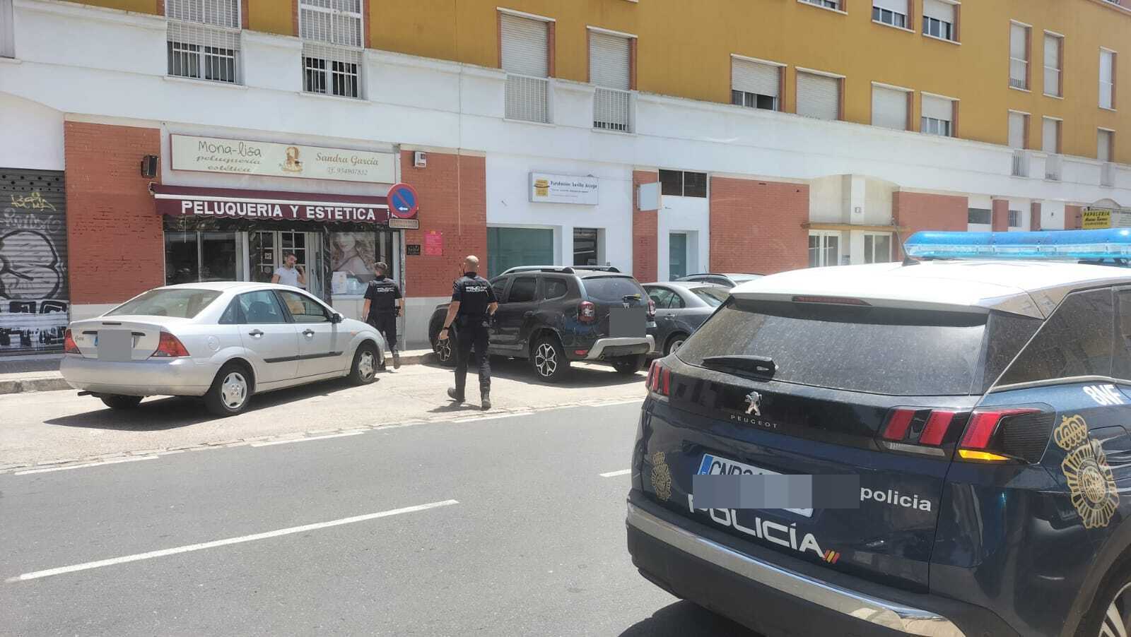 La Policía Nacional, en la peluquería tras el intento del atracador en la Macarena.