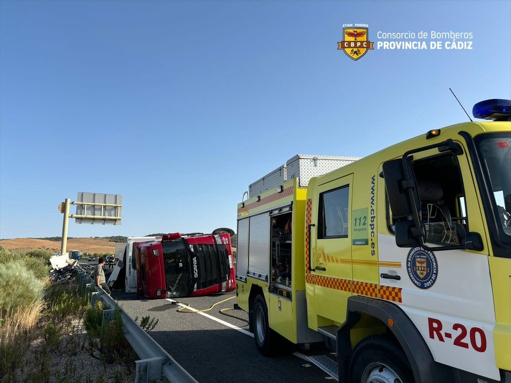 Imagen del camión volcado en la carretera Jerez-Los Barrios este viernes.