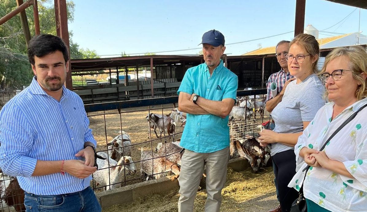 El delegado, técnicos y la propietaria de la explotación durante la visita.