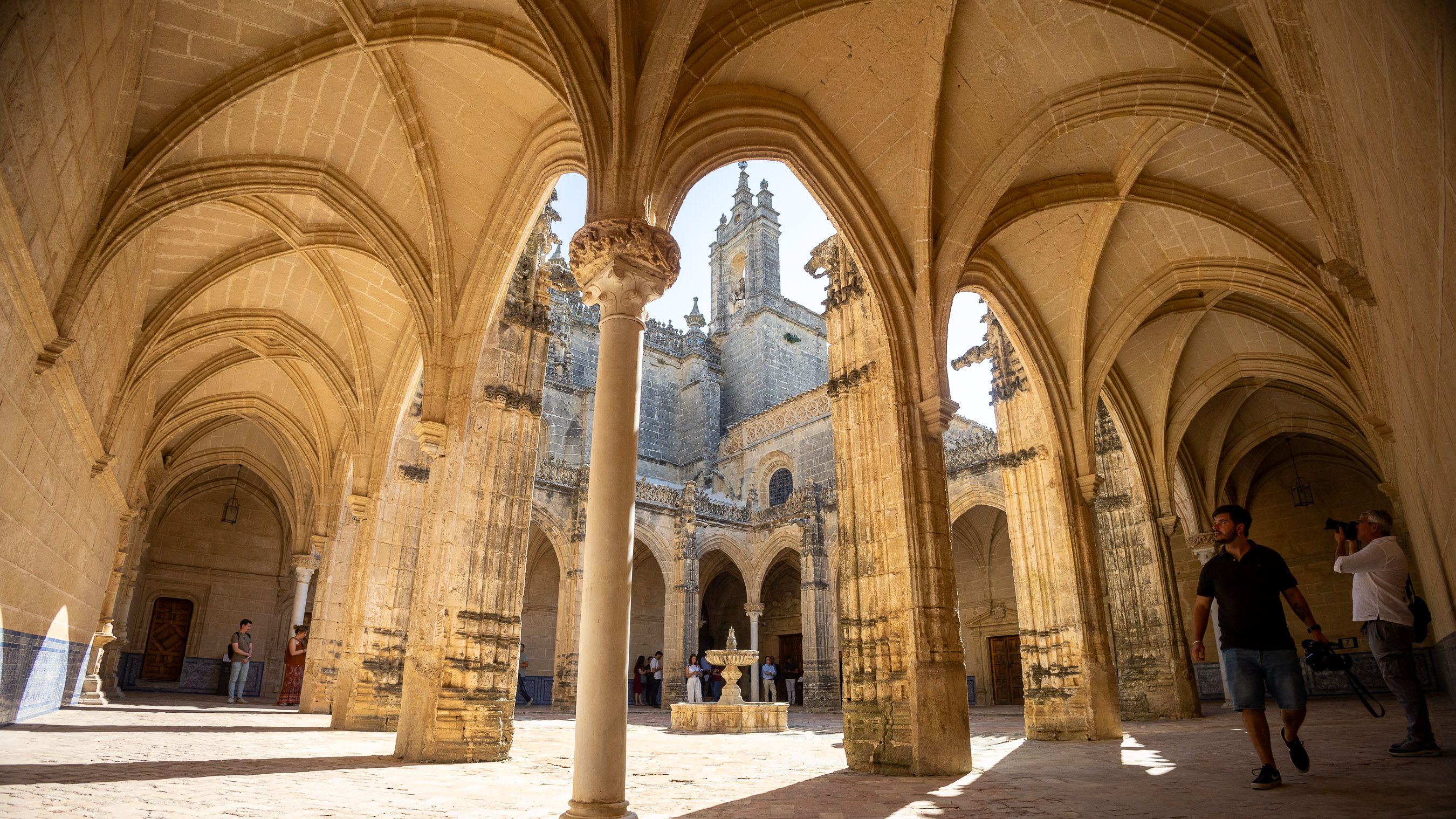 Imagen del interior del monasterio en el claustro y con la iglesia mayor al fondo. 
