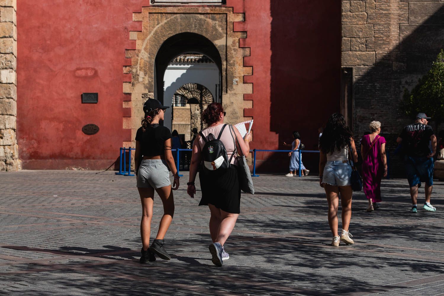 Personas paseando por Sevilla durante una ola de calor.