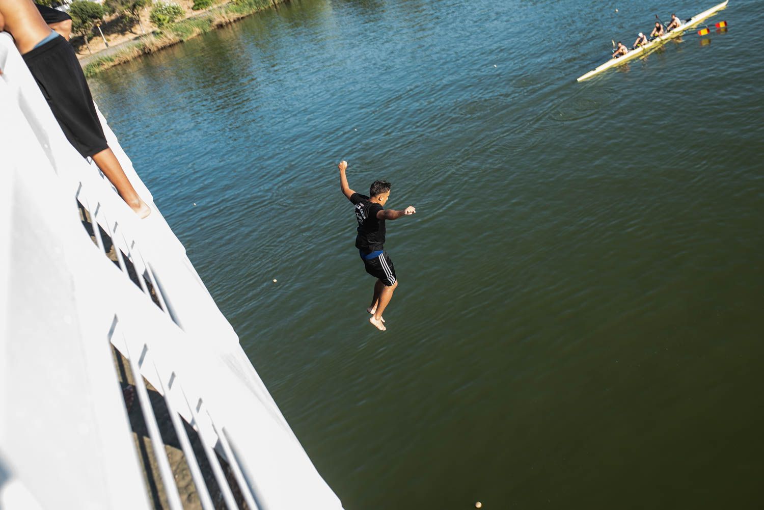 Un joven se refresca en Sevilla, donde se esperan 35 grados este jueves 22 de mayo.
