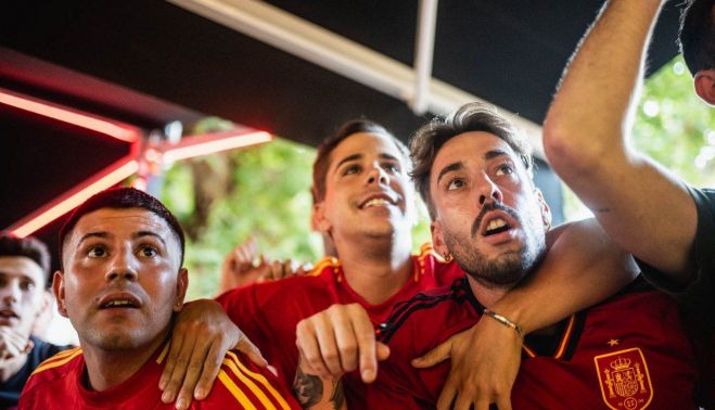 Aficionados, siguiendo el partido en Sevilla.