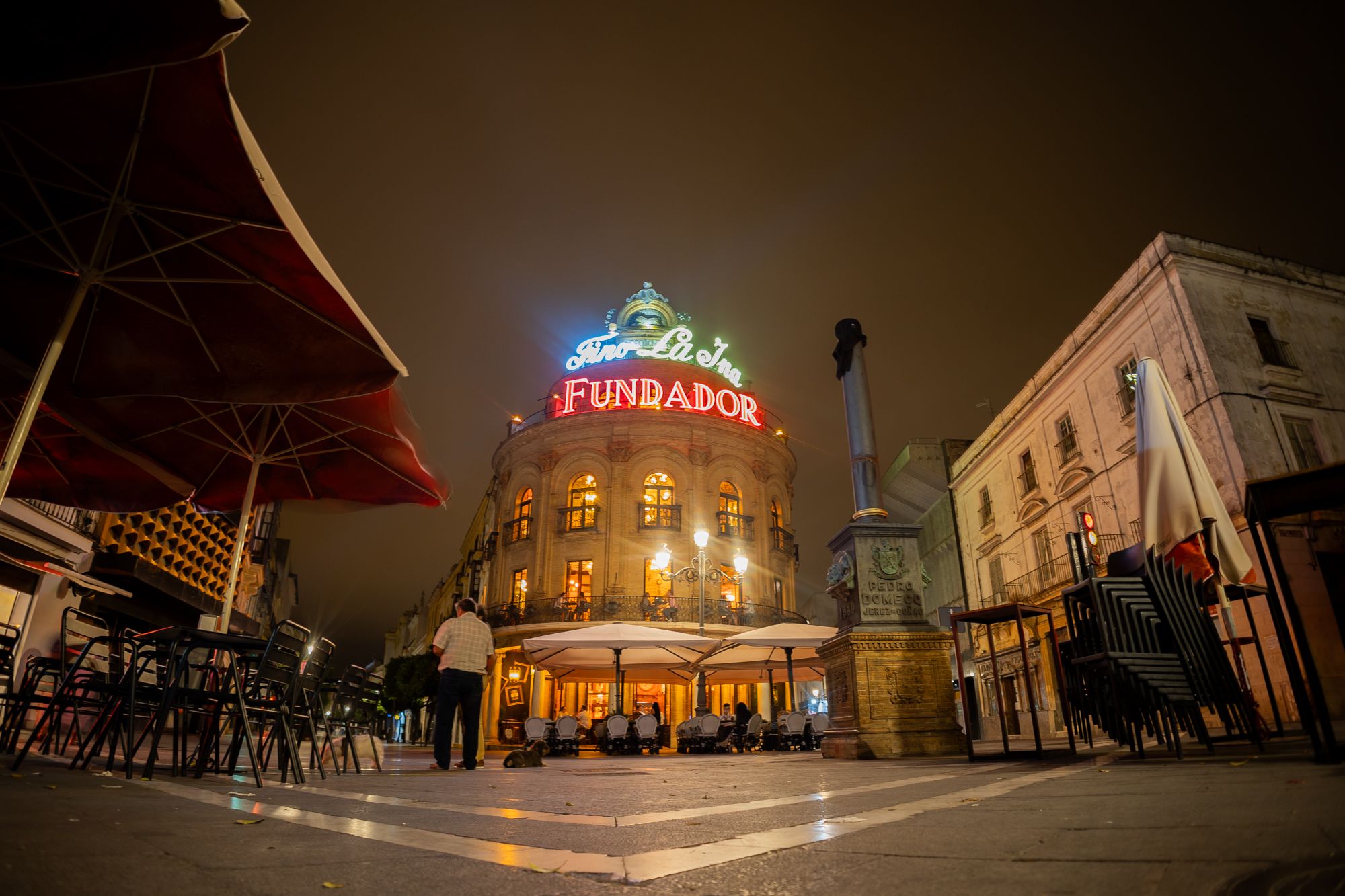 El luminoso del Gallo Azul ya brilla.